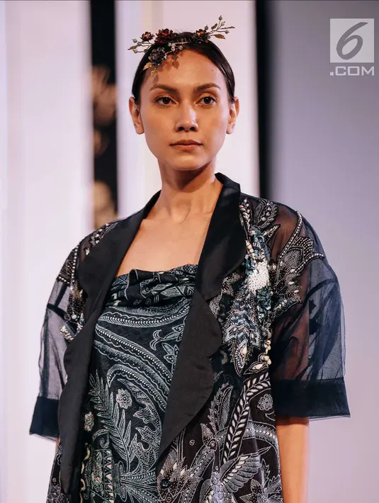 Model mengenakan busana rancangan Iwan Tirta Private Collection x Mel Ahyar dalam acara Fashion Nation 2018 di Senayan City, Jakarta, Rabu (18/4). (Liputan6.com/Faizal Fanani)