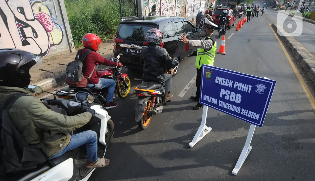 Antrean kendaraan yang hendak menjalani pemeriksaan selama penerapan Pembatasan Sosial Berskala Besar (PSBB) pada check point di Jalan RE Martadinata, perbatasan dengan wilayah Bogor, Tangerang Selatan, Sabtu (18/4/2020). Tangerang Raya melakukan  PSBB hingga 3 Mei 2020. (merdeka.com/Arie Basuki)