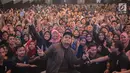 Musisi Virgoun foto bersama peserta Emtek Goes to Campus 2018 di Universitas Kristen Petra Surabaya, Jawa Timur, Rabu (14/11). Dalam penampilannya Virgoun membawakan tiga lagu yaitu bukti, surat cinta untuk starla, pedih. (Liputan6.com/Faizal Fanani)