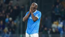 Pemain Napoli, Romelu Lukaku, tampak kecewa setelah gagal mencetak gol penalti pada laga perempat final Coppa Italia di Stadion Diego Armando Maradona, Rabu (11/2/2026). (Alessandro Garofalo/LaPresse via AP)
