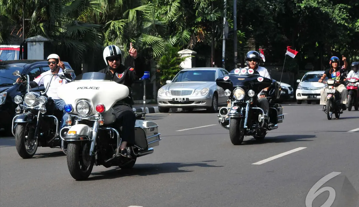 Simpatisan Prabowo-Hatta melakukan konvoi keliling Jakarta dengan menggunakan kendaraan roda dua, Jakarta, Kamis (10/9/2014) (Liputan6.com/Johan Tallo)