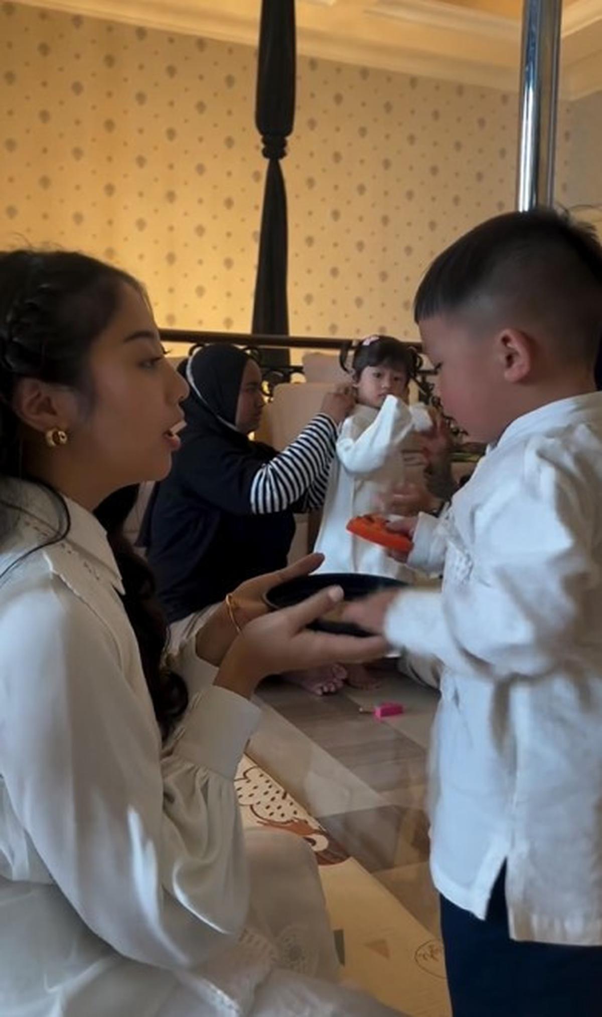 Selain itu, Nona juga sangat akrab dengan anak Nikita, Issa, yang sering memanggilnya Mama Nona.<br>