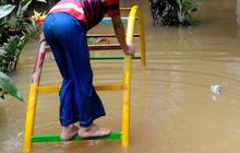 Tetap Harus Berangkat Sekolah Meski Terdampak Banjir, Perempuan Ini Bocorkan Aksi Manis Kakaknya yang Bikin Iri