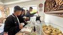 Anak-anak yang tergabung dalam Korea-Korea Selecao menikmati jamuan dengan ragam kuliner khas Indonesia ketika tiba di kediaman Duta Besar RI untuk Portugal di Lisbon, Kamis (21/11/2024). (Bola.com/Bagaskara Lazuardi)