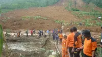 Proses evakuasi korban longsor di Banjarnegara. (Liputan6.com/Idhad Zakaria)