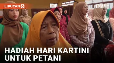 Ibu-ibu Petani dapat Bantuan Pupuk di Hari Kartini
