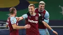 Gelandang West Ham United, Tomas Soucek (tengah) melakukan selebrasi bersama rekan setim usai mencetak gol ke gawang Everton dalam laga lanjutan Liga Inggris 2020/21 pekan ke-17 di Goodison Park, Jumat (1/1/2021). West Ham United menang 1-0 atas Everton. (AFP/Jan Kruger/Pool)