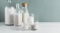 Susu sangat tinggi kadar kalsiumnya. Tetapi, jika kamu merasa mual saat minum susu, bisa banget untuk dikreasikan dengan buah-buahn ya. (Foto dok: Freepik/jcomp).