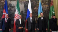 Para menteri luar negeri dari lima negara di sekeliling Laut Kaspia yang menandatangan kesepakatan berbagi kewenangan (AFP/Kirill Kudryavtsev)