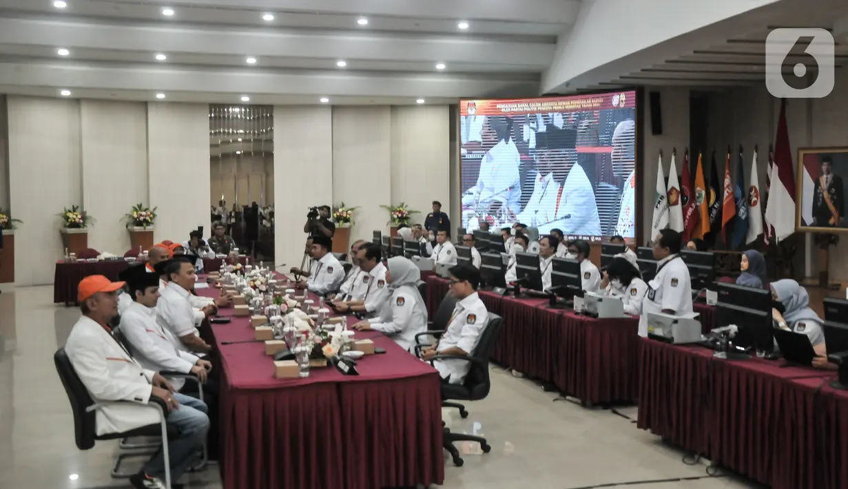 Sebanyak 18 partai politik nasional yang ikut Pemilu 2024 itu di antaranya PKB, Gerindra, PDIP, Golkar, NasDem, Partai Buruh, Partai Gelora, PKS, PKN, Hanura, Partai Garuda, PAN, Partai Bulan Bintang, Partai Demokrat, PSI, Perindo, PPP dan Partai Ummat. (merdeka.com/Iqbal S. Nugroho)