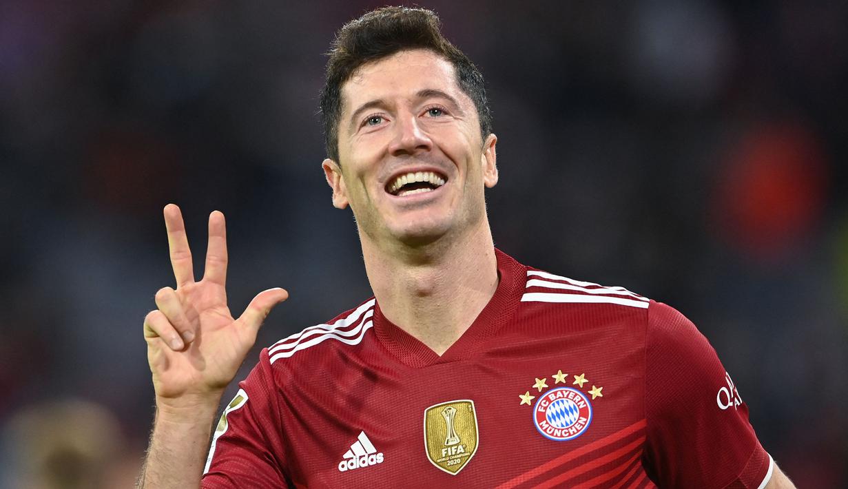 Robert Lewandowski memiliki catatan yang mengagumkan sebagai pencetak gol terbanyak sementara di Liga Jerman 2021/2022 bersama Bayern Mucnhen. Runner-up Ballon d'Or 2021 tersebut saat ini berhasil mengoleksi 28 gol dari 23 penampilannya bersama Die Roten. (AFP/Christof Stache)