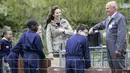 Kate Middleton, istri dari Pangeran Wiiliam yang gemar melakukan kegiatan sosial ini ternyata juga pecinta hewan. Selain itu banyak juga hal positif yang dilakukan Kate untuk berbagi kepada sesama. (AFP/Bintang.com)