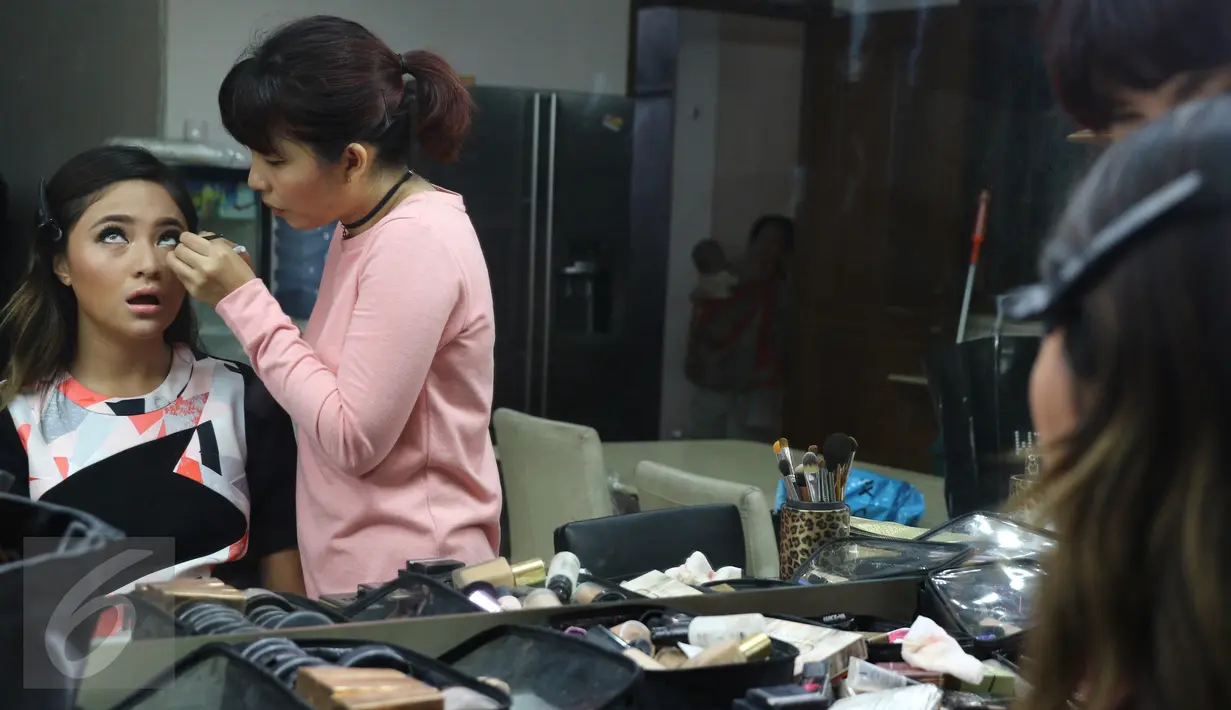 Marshanda sedang di make up sebelum pembuatan video klip dengan single berjudul Sienna di kawasan Kemanggisan, Jakarta, Rabu (4/1). Lagu Sienna dibuat sendiri oleh Marshanda untuk anaknya, Nesyana Ayu Nabila. (Liputan6.com/Herman Zakharia)