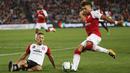 Pemain Western Sydney Wanderers, Kearyn Baccus, berusaha menghalau gerak gelandang Arsenal, Alex Oxlade-Chamberlain pada laga persahabatan di ANZ Stadium, Sabtu (15/7/2017). Arsenal menang 3-1 atas Western Sydney Wanderers. (EPA/Daniel Munoz)
