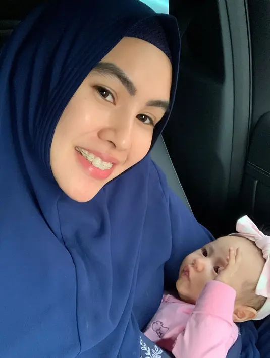 Bukan hanya mempersiapkan dalam memeriksa kesehatan anaknya, namun banyak perlengkapan lain yang dibawa untuk Khalisa saat berada di tanah suci. Diakui Kartika Putri, ia sudah menyiapkan dua koper khusus untuk sang buah hati. (Instagram/kartikaputriworld)