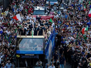 Para pemain Italia berada di atas bus saat perayaan juara Euro 2020 di Roma, Senin (12/7/2021). Italia mengalahkan Inggris 3-2 dalam adu penalti setelah bermain imbang 1-1 pada final Euro 2020 di stadion Wembley di London. (Roberto Monaldo/ Lapresse via AP)