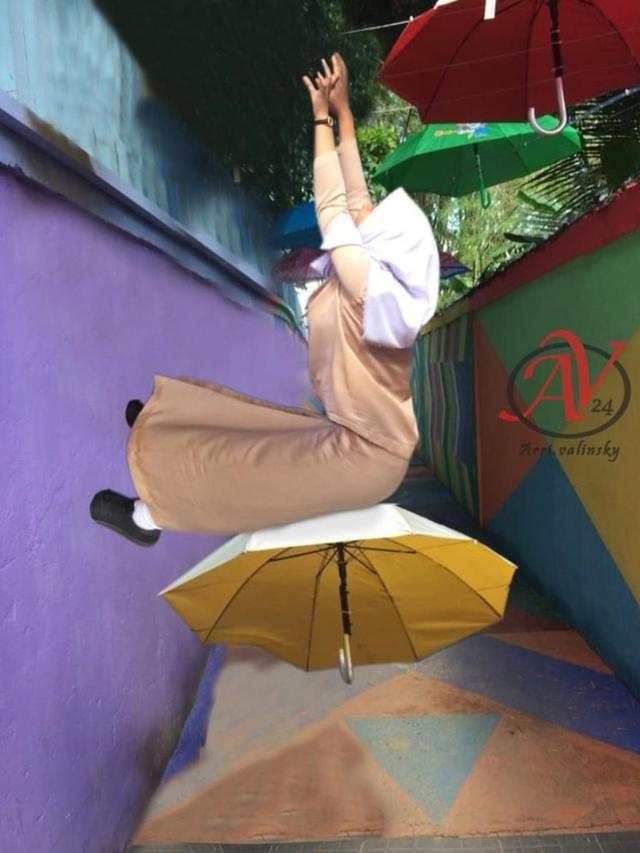 Minta Edit Foto Pegang Payung, Hasilnya Malah Absurd Banget