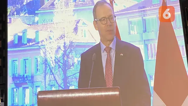 Duta Besar Swiss untuk Indonesia Olivier Zehnder menyampaikan pidatonya dalam acara Swiss National Day 2025 pada Jumat (1/8/2025) malam di Ayana Midplaza Hotel (Dok. Liputan6.com/Teddy Tri Setio Berty).