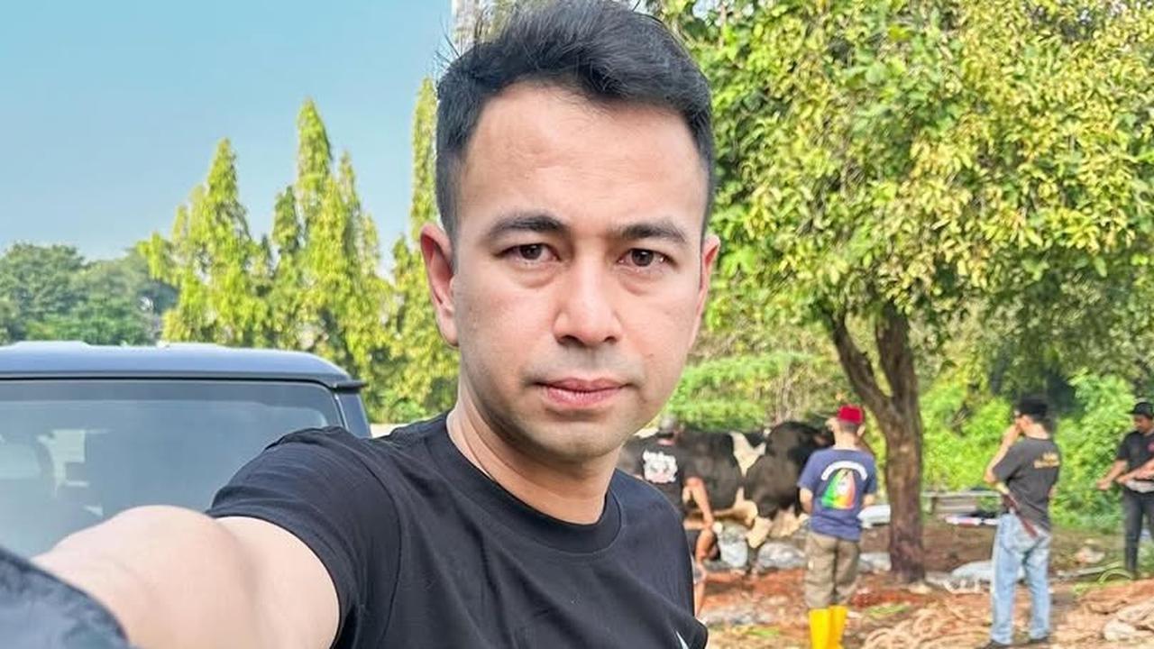 Potret Raffi Ahmad Potong Sapi Kurban Pakai Golok Khusus Bertuliskan Nama Sendiri
