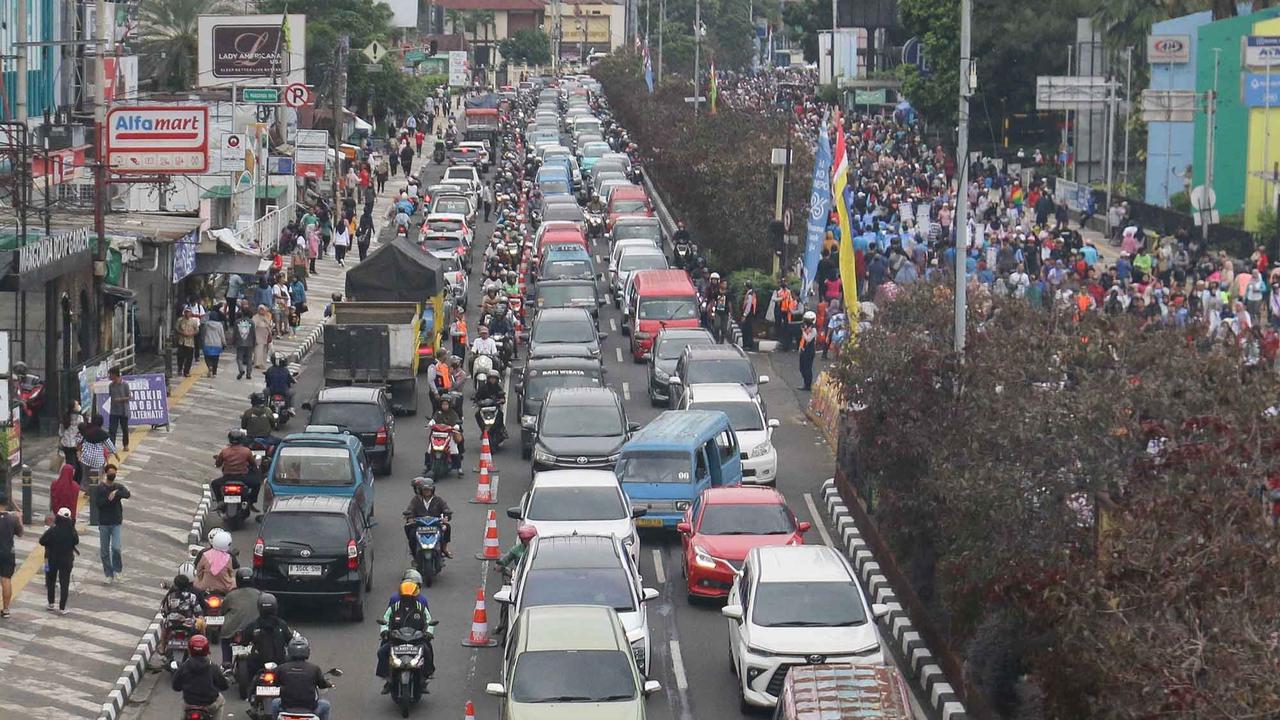 OTO:  Kemacetan Lalu Lintas saat Contra Flow di Jalan Rraya  Margonda Depok