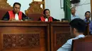 Hakim Ketua, Made Sutisna (kiri) memimpin sidang pembacaan tuntutan terhadap terdakwa Christopher Daniel Syarief di Pengadilan Negeri Jakarta Selatan, Rabu (5/8/2015). Christopher dituntut hukuman 2 tahun 6 bulan. (Liputan6.com/Helmi Fithriansyah)