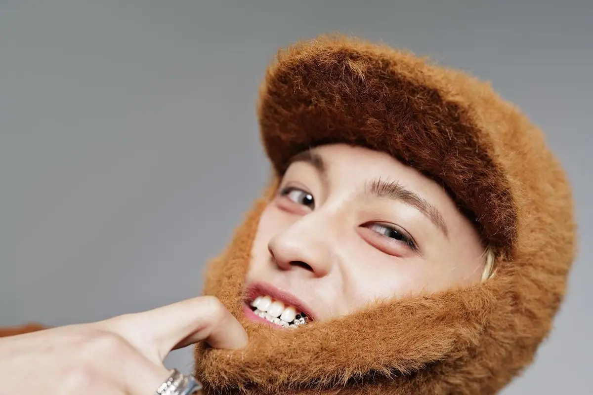 Mark tampak keren dengan kostum dan aksesoris untuk single comeback terbarunya
