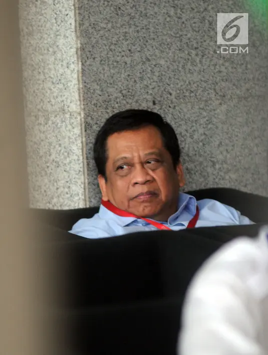 Anggota DPR Komisi X fraksi Demokrat, Djoko Udjianto berada di ruang tunggu untuk pemeriksaan di Gedung KPK, Jakarta, Rabu (13/2). Djoko Udjianto diperiksa sebagai saksi dengan tersangka Wakil Ketua DPR nonaktif Taufik Kurniawan. (Merdeka.com/Dwi Narwoko)