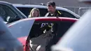 Polisi mengambil foto TKP setelah penembakan di tempat parkir Walmart, Duncan, Oklahoma, Amerika Serikat, Senin (18/11/2019 ). Kejadian tersebut menewaskan tiga orang, termasuk seorang pelaku. (J Pat Carter/Getty Images/AFP)