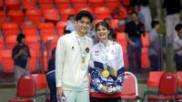Potret Romantis Pevoli Indonesia Alfin Daniel dan Kekasihnya setelah Laga Final Voli Putra SEA Games 2025. (Bola.com/Bagaskara Lazuardi)