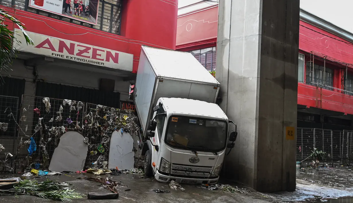 Sebelumnya, kota Manila Filipina terendam banjir saat hujan lebat yang disebabkan oleh Topan Gaemi. (TED ALJIBE/AFP)