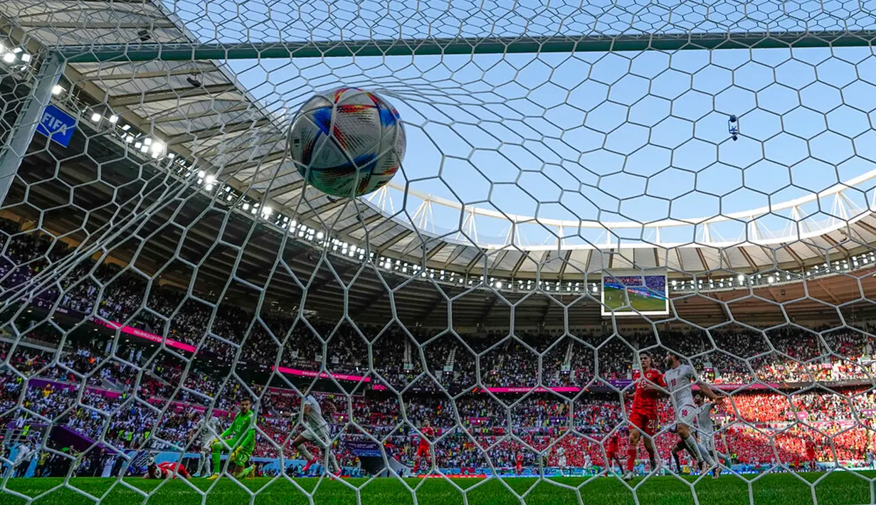 Pemain Iran Ramin Rezaeian mencetak gol ke gawang Wales pada pertandingan sepak bola Grup B Piala Dunia 2022 di Stadion Ahmad Bin Ali, Al Rayyan, Qatar, Jumat (25/11/2022). Iran mengalahkan Wales dengan skor 2-0. (AP Photo/Pavel Golovkin)