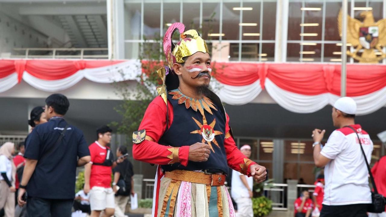 Sejumlah suporter tampak hadir dengan gaya unik. Salah satunya seorang superter pria dengan kostum karakter pewayangan.&nbsp;Foto: Liputan6.com/Angga Yuniar