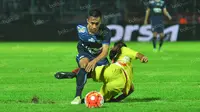 Pemain Arema, Antoni Putro Nugroho (kiri), dilanggar pemain Bhayangkara Surabaya United, M. Fathurochman, dalam laga Torabika Soccer Championship 2016 presented by IM3 Ooredoo di Stadion Kanjuruhan, Malang, Minggu (15/5/2016). (Bola.com/Iwan Setiawan)