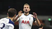 Pemain Tottenham Hotspur, Harry Kane, merayakan golnya melawan Macabi Haifa pada kualifikasi Liga Europa, di Tottenham Hotspur Stadium, Jumat (2/10/2020). (Adam Davy/Pool via AP)