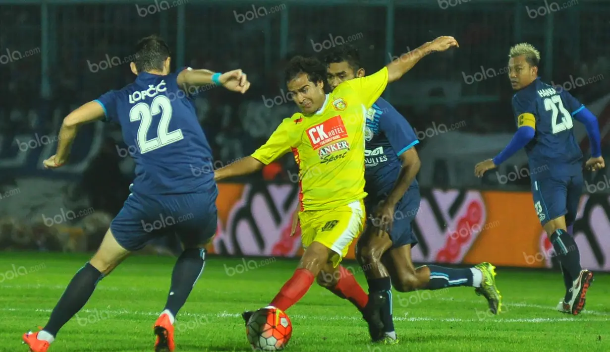 Pemain Bhayangkara Surabaya United, Khairullah Abdelkhebir, berusaha melewati hadangan pemain Arema dalam laga Torabika Soccer Championship 2016 di Stadion Kanjuruhan, Malang, Minggu (15/5/2016). (Bola.com/Iwan Setiawan)