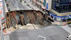 Sebuah lubang raksasa atau yang biasa disebut sinkhole tiba-tiba muncul di persimpangan dekat Stasiun Hakata, Fukuoka, Jepang, Selasa (8/11). Jalanan itu tiba-tiba runtuh hingga menciptakan lubang besar dan menghebohkan warga sekitar. (Kyodo/via REUTERS)