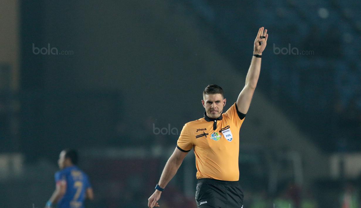 Aksi Evan Shaun Robert saat memimpin laga Persib Bandung melawan PS TNI pada lanjutan Liga 1 2017 di Stadion Si Jalak Harupat, Sabtu (05/8/2017). Persib menang 3-1. (Bola.com/Nicklas Hanoatubun)