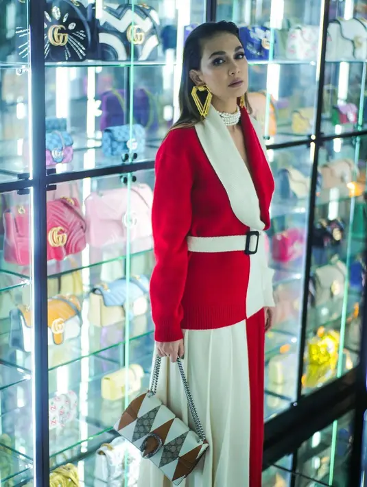 Padu padan menarik Luna Maya mengenakan one brand outfit. Menghadiri acara Gucci, Luna Maya memadukan setelan atasan blazer two tone merah dan putih dengan pleated skirt yang serasi. [Foto: Instagram/lunamaya]