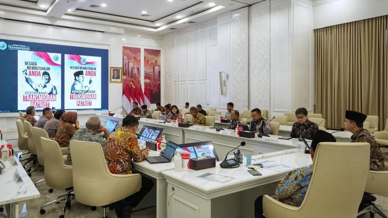 Kementerian Transmigrasi saat melakukan audiensi dengan Menteri Perencanaan Pembangunan Nasional/Kepala Badan Perencanaan Pembangunan Nasional (Bappenas) Rachmat Pambudy.