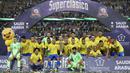 Para pemain Brasil melakukan selebrasi usai mengalahkan Argentina pada laga persahabatan di Stadion King Abdullah, Jeddah, Selasa (16/10/2018). Brasil menang 1-0 atas Argentina. (AP/STR)