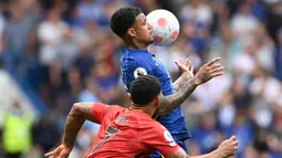 Pemain Chelsea Kenedy (kanan) berebut bola dengan pemain Watford Joshua King (kiri) pada pertandingan sepak bola Liga Inggris di Stamford Bridge, London, Inggris, 22 Mei 2022. Chelsea menang 2-1. (Glyn KIRK/AFP)