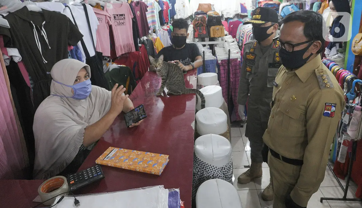 Wali Kota Bogor Bima Arya melakukan sidak di sebuah toko di kawasan Pasir Kuda, Bogor, Senin (4/5/2020). Penyegelan dua toko ini dilakukan karena pelanggaran zona PSBB jilid dua, dimana hanya toko sembako, apotik dan toko makanan yang diperbolehkan buka. (merdeka.com/Arie Basuki)