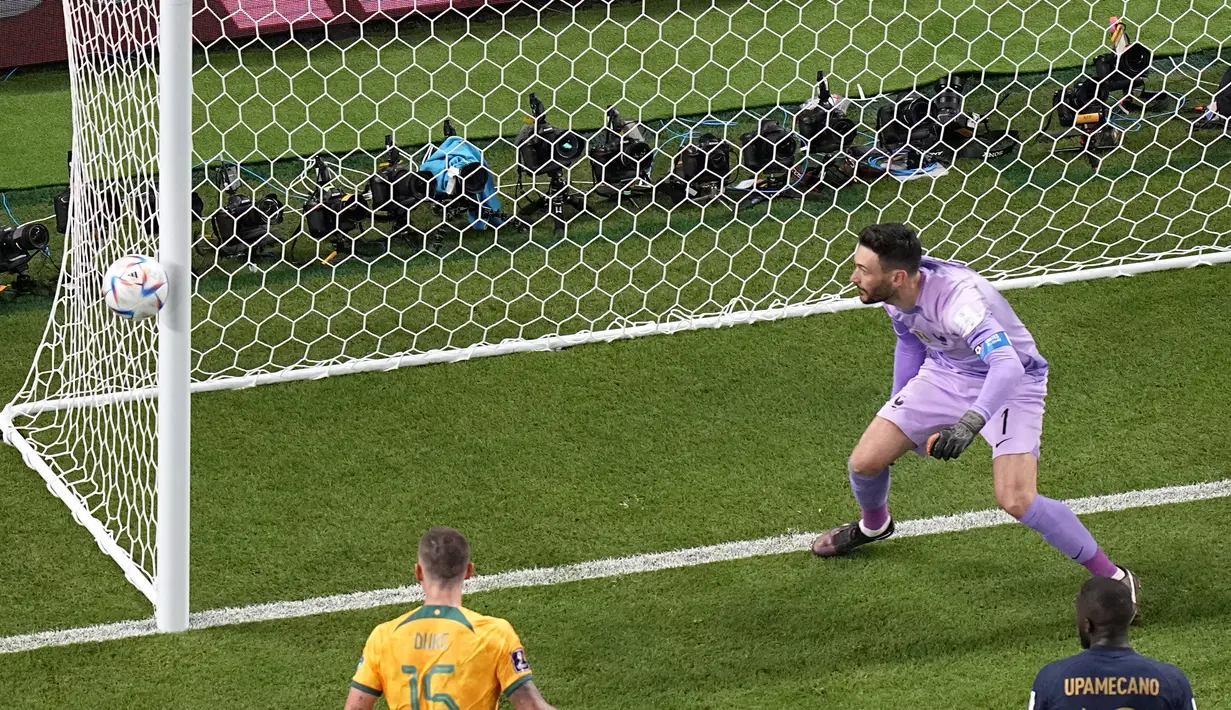 Penjaga gawang Prancis Hugo Lloris melihat bola saat bertanding melawan Australia pada pertandingan grup D Piala Dunia 2022 Qatar di Stadion Al Janoub di Al Wakrah, Qatar, Rabu (23/11/2022). Kemenangan membuat Prancis memimpin Grup D Piala Dunia 2022 dengan tiga poin. (AP Photo/Pavel Golovkin)