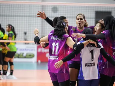 Sejumlah pemain Jakarta Pertamina Fastron melakukan selebrasi setelah mencetak angka saat melawan Jakarta Mandiri Popsivo Polwan pada laga lanjutan PLN Mobile Proliga 2022 di GOR Kawah Candradimuka, Padepokan Voli Jenderal Polisi Kunarto, Bogor, Jumat (14/01/2022). (Bola.com/Bagaskara Lazuardi)