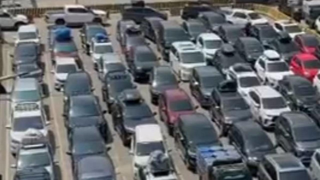 Suasana antrean kendaraan pemudik di dermaga Eksekutif Merak, Kota Cilegon, Banten pada H-3, Minggu (7/4).<br>