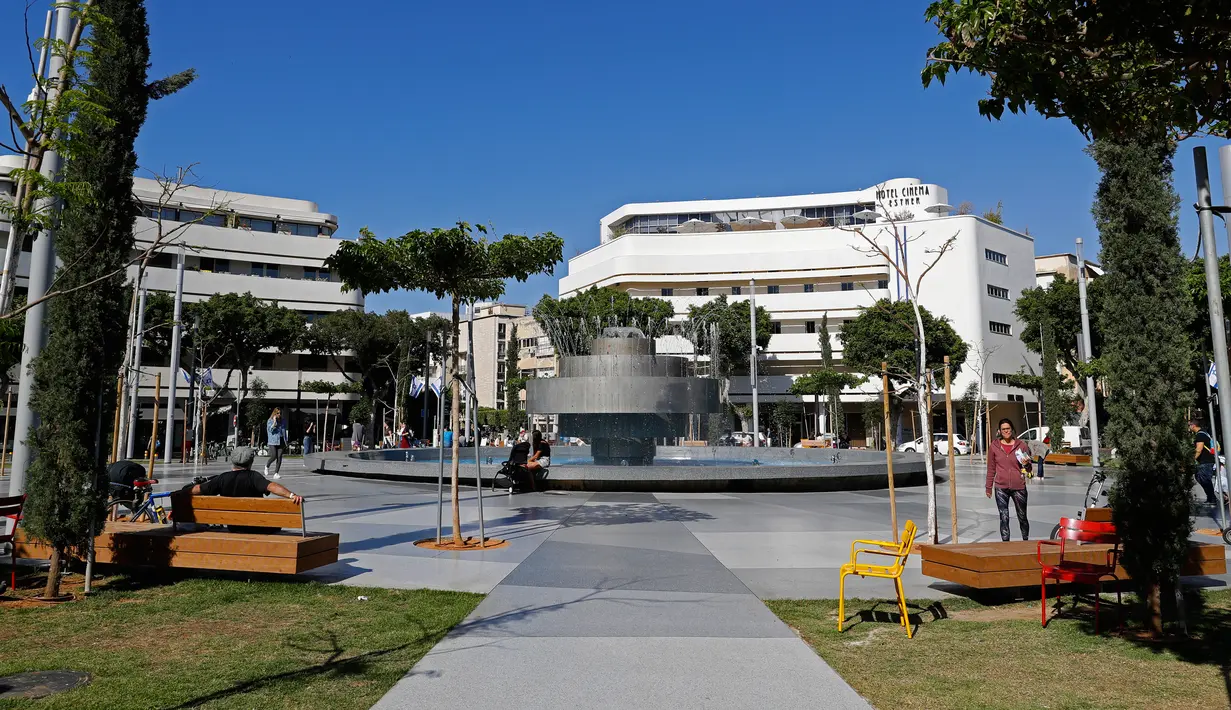 Gambar pada 7 Mei 2019 menunjukkan Dizengoff Square di Tel Aviv. Israel akan menjadi tuan rumah kontes lagu Eropa Eurovision 2019 yang bakal digelar 18 Mei mendatang  setelah negara itu memenangkan kontes pada 2018 di Lisboa, Portugal. (Photo by JACK GUEZ / AFP)