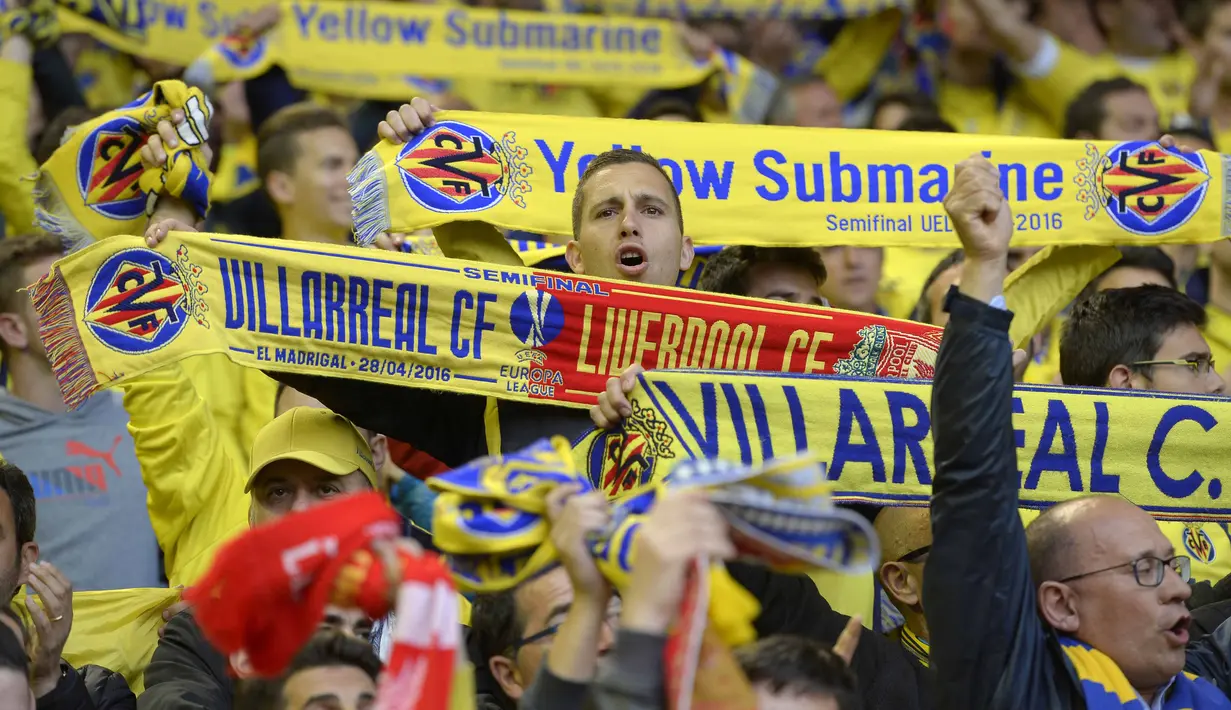 Suporter Villarreal hadir memberikan dukungan bagi timnya saat melawan tuan rumah Liverpool pada laga leg kedua semifinal Liga Europa di Stadion Anfield, Liverpool, Jumat (6/5/2016)  dini hari WIB. (AFP/Lluis Gene) 