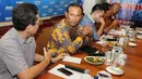 Wakil Ketua Komisi VII DPR RI Fraksi Golkar Satya W Yudha (kedua kiri) berbincang dengan Direktur Eksekutif Iress, Marwan Batubara disela diskusi bertajuk "Kontroversi Cilamaya" di Jakarta, Sabtu (28/3/2015). (Liputan6.com/Helmi Afandi)