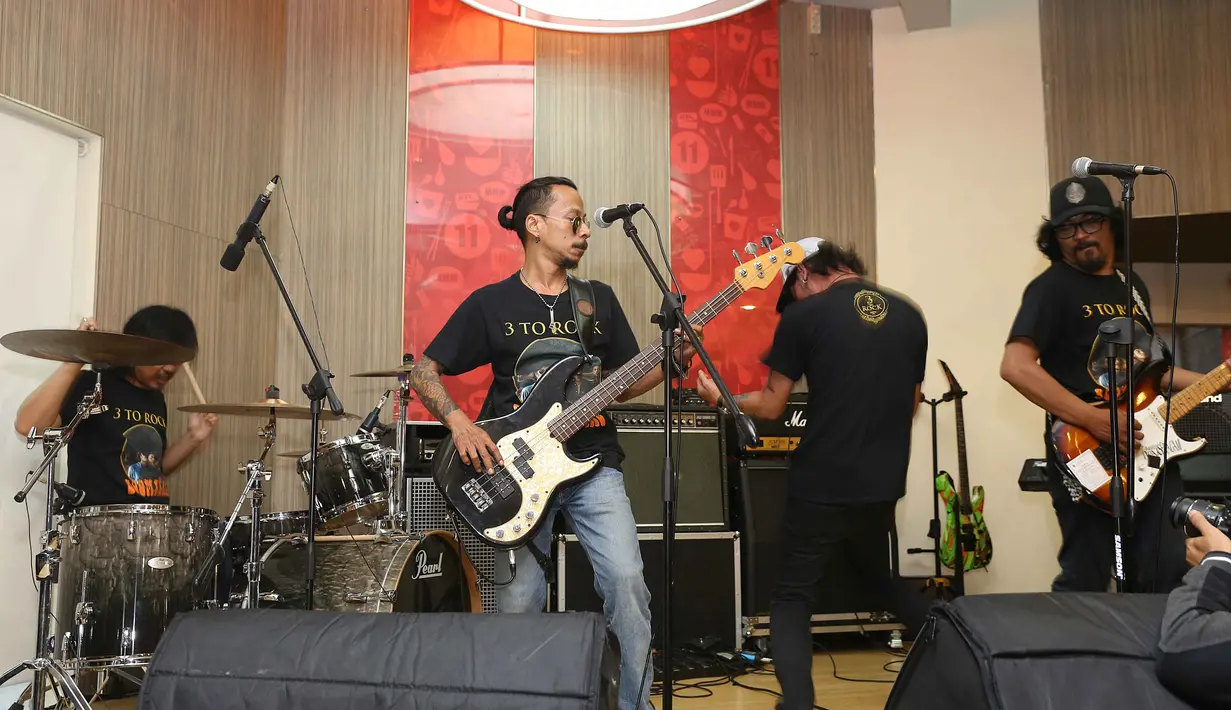 "Kondisi industri, penjualan udah turun banget. Ini satu celah jualan CD. Kami bangga rock bisa masuk," tutur Andi Babas. (Nurwahyunan/Bintang.com)