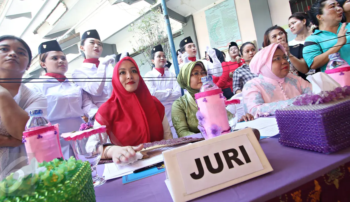 Terpidana kasus suap wisma atlet Angelina Sondakh  menjadi juri dalam acara lomba fashion show kebaya di Rutan Pondok Bambu, Jakarta, (21/4). Angelina Sondakh meramaikan Hari Kartini dengan ratusan pidana lainnya. (Liputan6.com/Immanuel Antonius)
